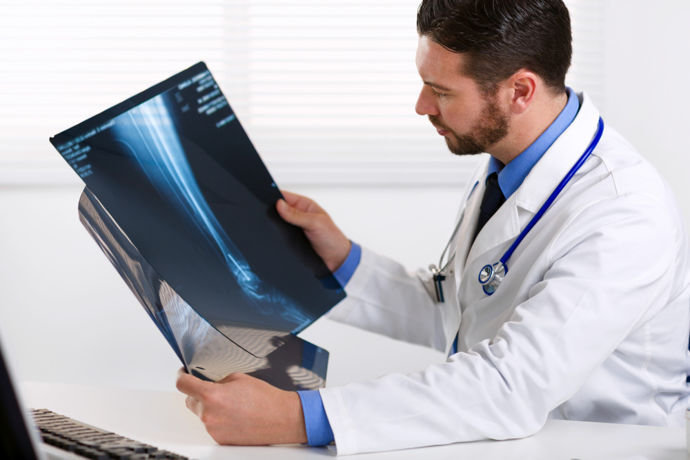 lekarz ortopeda oglądający zdjęcie rentgenowskie